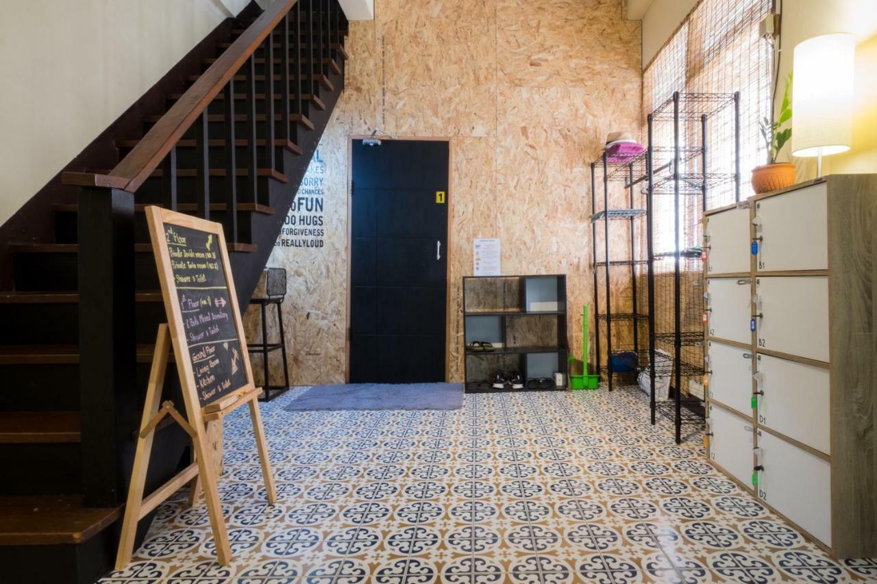 Assembly Hostel Бангкок Экстерьер фото